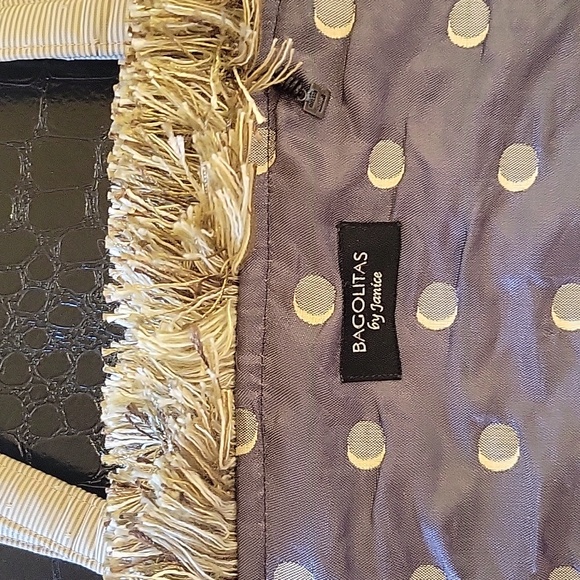 Cute bucket bag in periwinkle & beige. Edged in 2" fringe - Picture 7 of 7